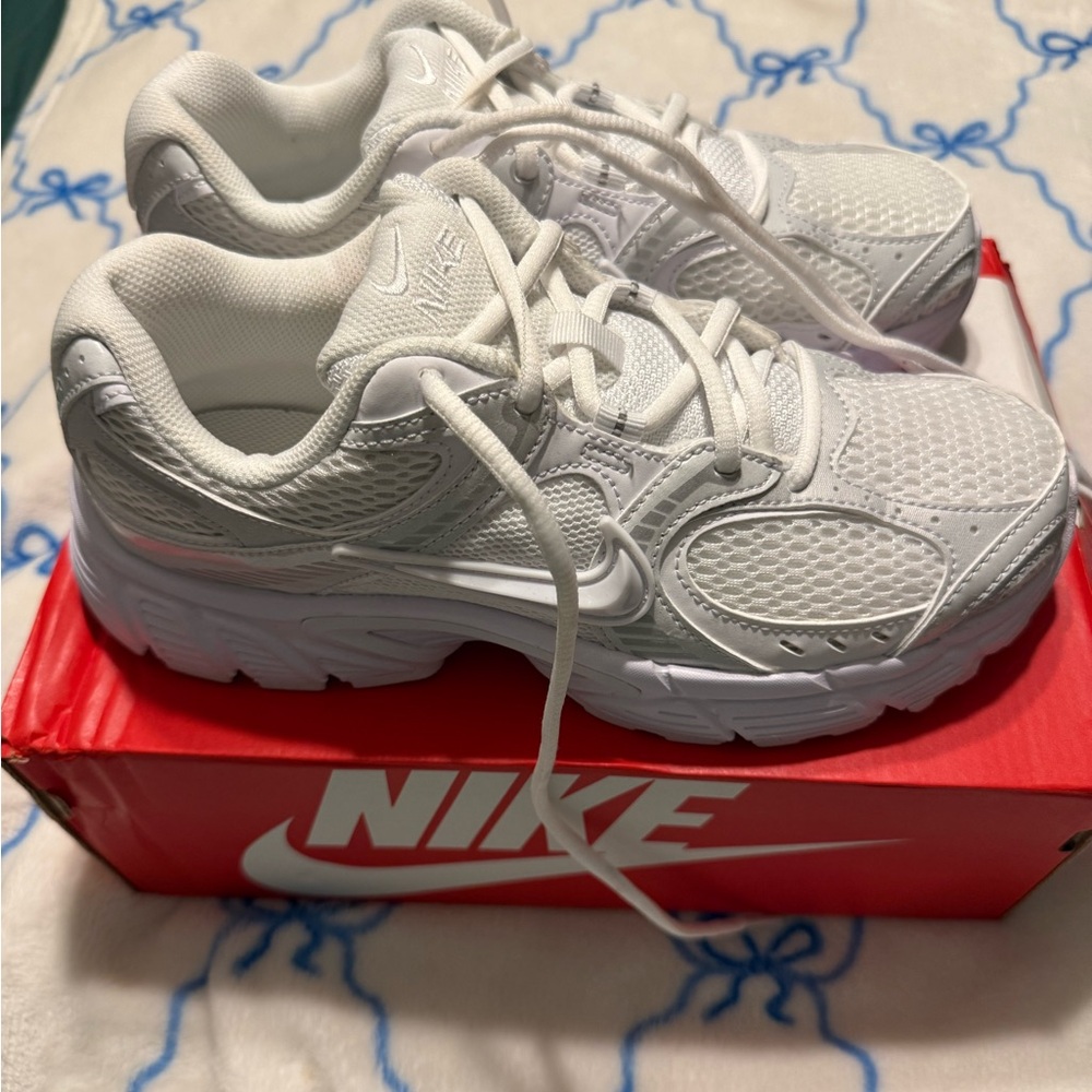 Nike V5 RNR White and Black Sneakers